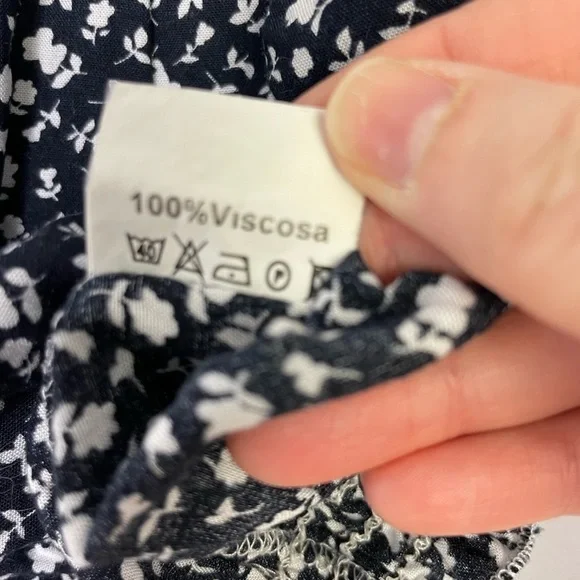 Brandy Melville dark ditsy floral cropped top - Picture 5 of 7